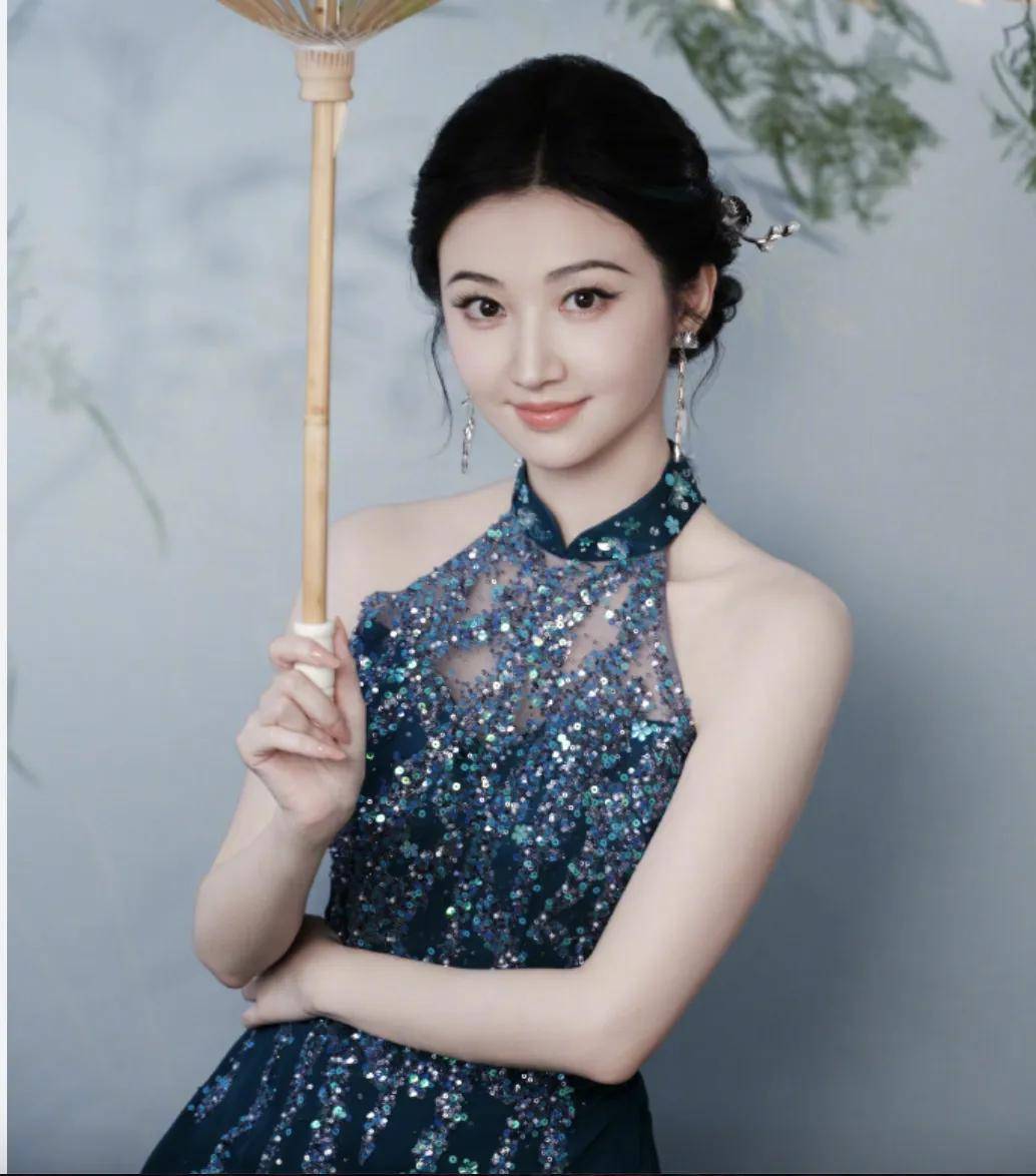 37岁景甜拍广告被偶遇：拿着扇子白里透红