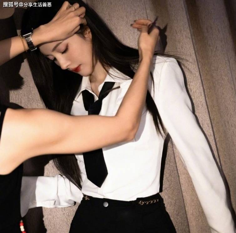 杨幂彻底化身制服达人黑色紧身裤搭配白色衬